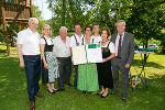 LR Johann Seitinger (li.) überreichte gemeinsam mit LR Anton Lang (re.) und der neuen Landtagspräsidentin Gabriele Kolar (2.v.l.) sowie Barbara Fiala-Köck (2.v.r.) der Familie Karner-Friedrich den Preis. ©      