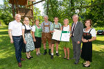 LR Johann Seitinger (li.) überreichte gemeinsam mit LR Anton Lang (2.v.r.) und der neuen Landtagspräsidentin Gabriele Kolar (2.v.l.) sowie Barbara Fiala-Köck (re.) der Familie Gabbichler den Preis.