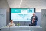Landeshauptmann-Stellvertreter Anton Lang und die Tierschutzobudsfrau Barbara Fiala-Köck bei der Präsentation. Landeshauptmann-Stellvertreter Anton Lang und die Tierschutzobudsfrau Barbara Fiala-Köck bei der Präsentation.