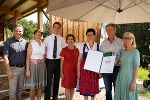 Raimund Tschiggerl, LK-Vizepräsidentin Maria Pein, A10-Chef Franz Grießer, TSO Barbara Fiala-Köck und die 2. LTg.-Präs. Gabriele Kolar gratulierten der Familie August Friedl aus Fehring zum Tierschutzpreis (v.l.) © Foto: Land Steiermark/Resch; bei Quellenangabe honorarfrei Raimund Tschiggerl, LK-Vizepräsidentin Maria Pein, A10-Chef Franz Grießer, TSO Barbara Fiala-Köck und die 2. LTg.-Präs. Gabriele Kolar gratulierten der Familie August Friedl aus Fehring zum Tierschutzpreis (v.l.)