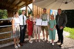 LK-Vizepräsidentin Maria Pein, A10-Chef Franz Grießer, TSO Barbara Fiala-Köck, 2. LTg.-Präs. Gabriele Kolar und Bgm. Andreas Spari gratulierten der Familie Wolfgang Kainz aus Hitzendorf zum Tierschutzpreis (v.l.) © Foto: Land Steiermark/Resch; bei Quellenangabe honorarfrei LK-Vizepräsidentin Maria Pein, A10-Chef Franz Grießer, TSO Barbara Fiala-Köck, 2. LTg.-Präs. Gabriele Kolar und Bgm. Andreas Spari gratulierten der Familie Wolfgang Kainz aus Hitzendorf zum Tierschutzpreis (v.l.)
