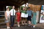 LK-Vizepräsidentin Maria Pein, A10-Chef Franz Grießer, TSO Barbara Fiala-Köck und die 2. LTg.-Präs. Gabriele Kolar gratulierten der Familie Markus Scheikl aus Krieglach zum Tierschutzpreis (v.l.) © Foto: Land Steiermark/Resch; bei Quellenangabe honorarfrei LK-Vizepräsidentin Maria Pein, A10-Chef Franz Grießer, TSO Barbara Fiala-Köck und die 2. LTg.-Präs. Gabriele Kolar gratulierten der Familie Markus Scheikl aus Krieglach zum Tierschutzpreis (v.l.)