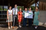 LK-Vizepräsidentin Maria Pein, A10-Chef Franz Grießer, TSO Barbara Fiala-Köck und die 2. LTg.-Präs. Gabriele Kolar gratulierten der Familie Reinhard Schöttl aus St. Johann/Tauern zum Tierschutzpreis (v.l.) © Foto: Land Steiermark/Resch; bei Quellenangabe honorarfrei LK-Vizepräsidentin Maria Pein, A10-Chef Franz Grießer, TSO Barbara Fiala-Köck und die 2. LTg.-Präs. Gabriele Kolar gratulierten der Familie Reinhard Schöttl aus St. Johann/Tauern zum Tierschutzpreis (v.l.)
