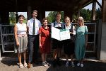 LK-Vizepräsidentin Maria Pein, A10-Chef Franz Grießer, TSO Barbara Fiala-Köck und die 2. LTg.-Präs. Gabriele Kolar gratulierten der Familie Gerald Kowald zum schönsten Tierfoto (v.l.) © Foto: Land Steiermark/Resch; bei Quellenangabe honorarfrei LK-Vizepräsidentin Maria Pein, A10-Chef Franz Grießer, TSO Barbara Fiala-Köck und die 2. LTg.-Präs. Gabriele Kolar gratulierten der Familie Gerald Kowald zum schönsten Tierfoto (v.l.)