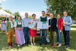 Tierschutzombudsfrau Barbara Fiala-Köck (2.vl.) überreichte gemeinsam mit der 2. LTPräs. Gabriele Kolar (1.vl.), LR Johann Seitinger (6.vl.), LK-Steiermark-Vizepräsidentin Maria Pein und LAbg. und Bgm. Erwin Dirnberger (vr.) an die Familie Archan aus Söding den Tierschutzpreis. 