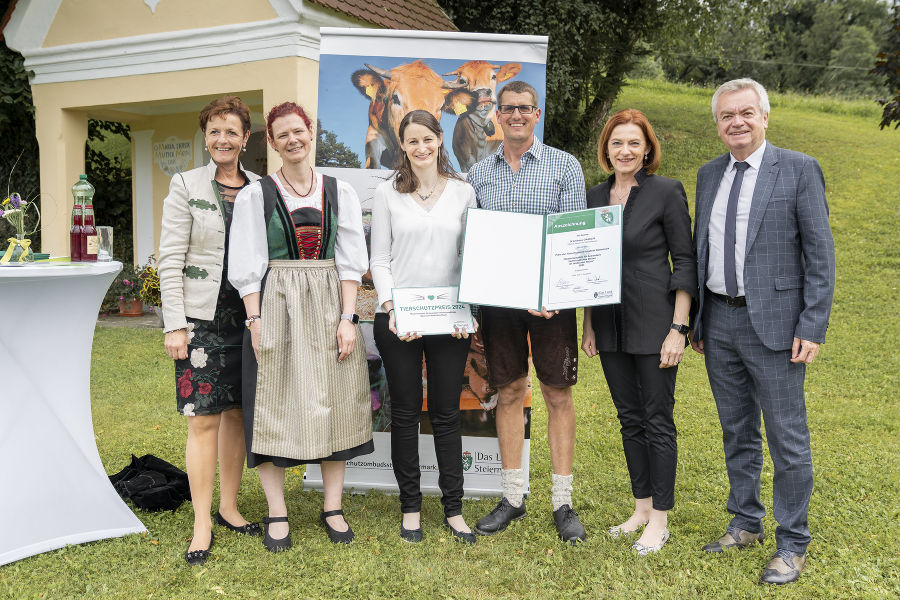 Maria Pein (Vize-Präs. der LK), TSO Karoline Schlögl, Gastgeber und Preisträger Andreas und Kathrin Graschi, LR Simone Schmiedtbauer und LH-Stv. Anton Lang (v.l.) Maria Pein (Vize-Präs. der LK), TSO Karoline Schlögl, Gastgeber und Preisträger Andreas und Kathrin Graschi, LR Simone Schmiedtbauer und LH-Stv. Anton Lang (v.l.)