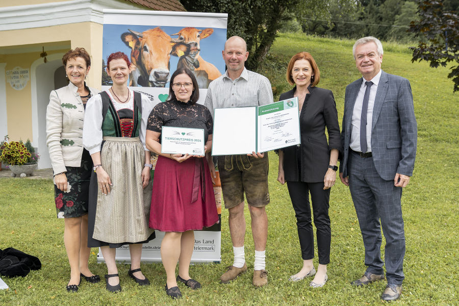 Maria Pein (Vize-Präs. der LK), TSO Karoline Schlögl, Preisträger Angela und Johannes Narnhofer, LR Simone Schmiedtbauer und LH-Stv. Anton Lang (v.l.) Maria Pein (Vize-Präs. der LK), TSO Karoline Schlögl, Preisträger Angela und Johannes Narnhofer, LR Simone Schmiedtbauer und LH-Stv. Anton Lang (v.l.)