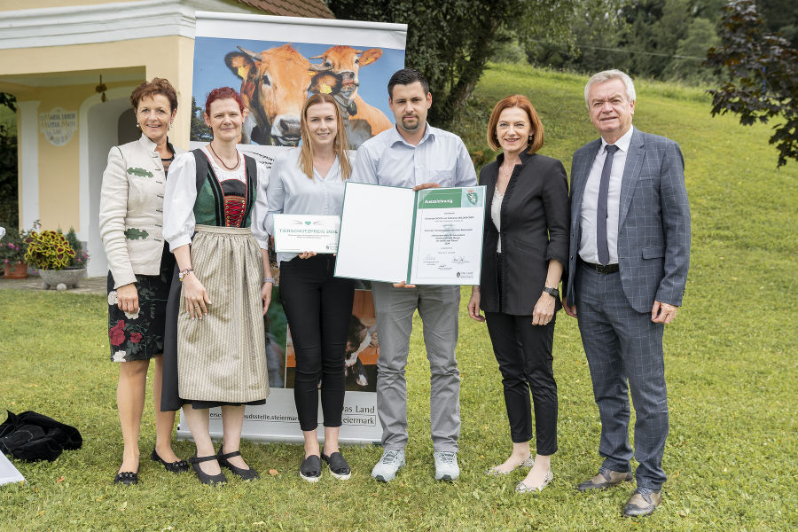 Maria Pein (Vize-Präs. der LK), TSO Karoline Schlögl, Preisträger Katharina Wildbacher und Christoph Koch, LR Simone Schmiedtbauer und LH-Stv. Anton Lang (v.l.) Maria Pein (Vize-Präs. der LK), TSO Karoline Schlögl, Preisträger Katharina Wildbacher und Christoph Koch, LR Simone Schmiedtbauer und LH-Stv. Anton Lang (v.l.)