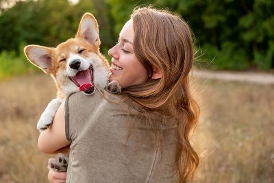 Eine Frau und ein Hund schauen fröhlich in die Kamera. Eine Frau und ein Hund schauen fröhlich in die Kamera.